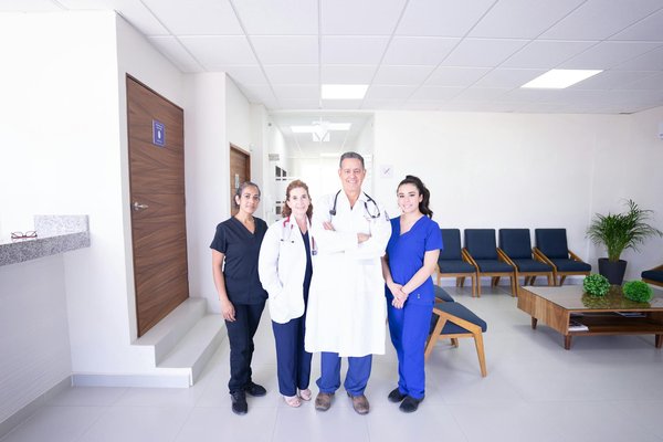 Découvrez comment les ateliers de sculpture stimulent la créativité et la motricité fine des seniors